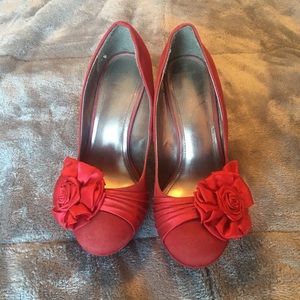Bamboo Red 5 inch high heels, Rose detail.